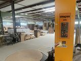 La machine se trouve au milieu d'un grand entrepôt.