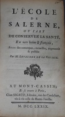 un vieux livre écrit posé sur une table