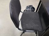 une chaise qui se trouve devant un bureau