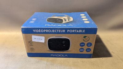 un gros plan d'une boîte contenant un appareil photo