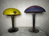 deux lampes posées sur une table