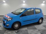 la photo d'une petite voiture bleue sur un sol en damier