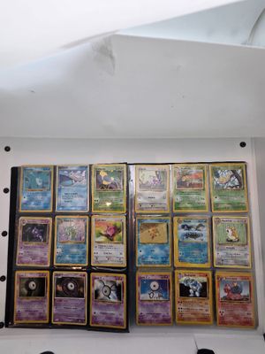 de nombreux types de cartes de pokemon affichées sur le mur