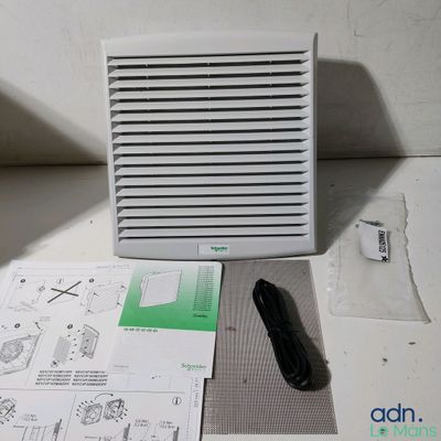 un climatiseur blanc posé sur une table à côté de quelques feuilles de papier