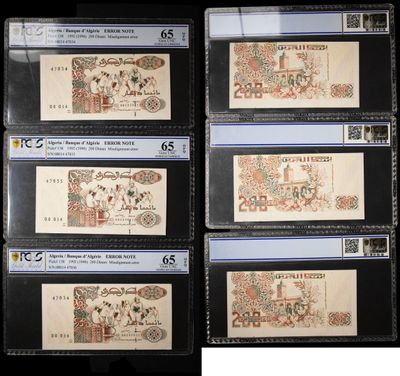 Quatre types de devises différents sont exposés dans une vitrine.