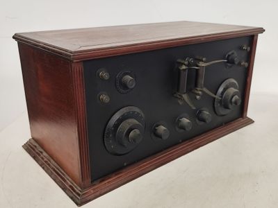 une radio à l'ancienne posée sur une table en bois