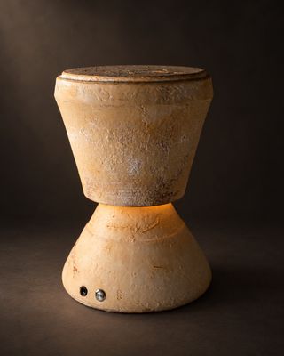 une petite lampe posée sur une table