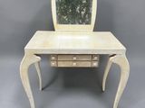 un bureau blanc sur lequel est posé un miroir