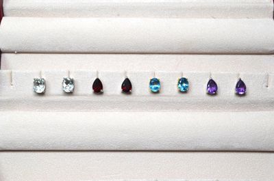 cinq paires de boucles d'oreilles exposées dans une vitrine