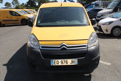 une camionnette jaune garée dans un parking