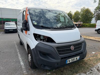 une camionnette blanche garée dans un parking