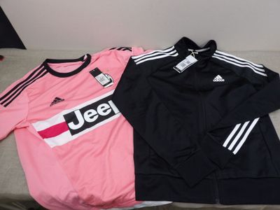 Deux maillots de football sont posés l'un à côté de l'autre sur un canapé.