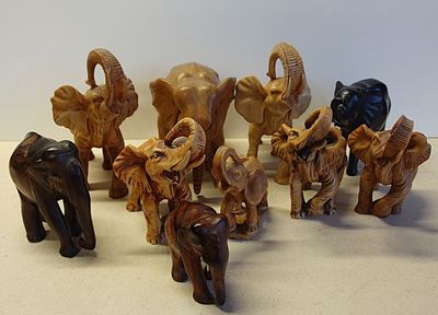 beaucoup d'éléphants en bois posés sur la table