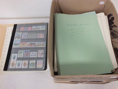 une boîte contenant de nombreux timbres différents