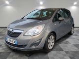 L'Opel grise est garée dans une grande pièce au sol carrelé en damier.