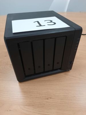 un gros plan sur un petit appareil noir posé sur une table en bois