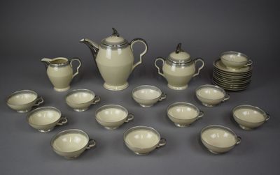 Partie de SERVICE à café en porcelaine à décor de liserés gr…