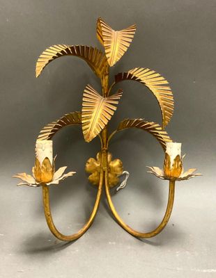 Applique en métal doré à deux bras de lumière à décor de feu…