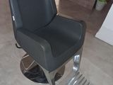 a black chair that is sitting in a room