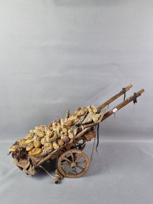 une charrette en bois remplie de nombreux aliments sur fond blanc