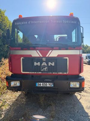 un camion rouge garé sur le bord de la route