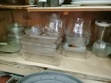 de nombreuses assiettes et tasses sur l'étagère de la cuisine