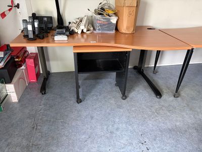 Un lot de quatre chaises de bureau.