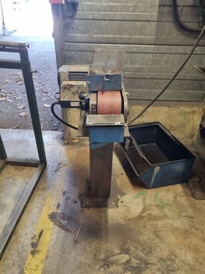 a machine that is sitting on the floor in a garage
