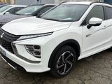 Le SUV blanc est garé sur un parking avec d'autres voitures.