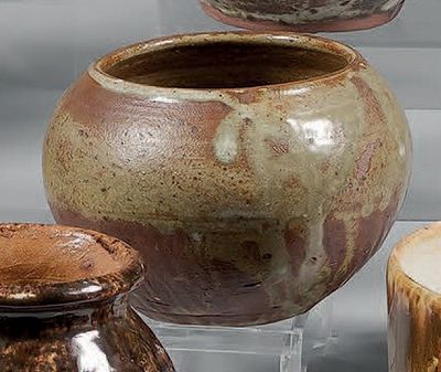 trois vases posés sur une table