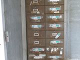 une armoire haute avec plein de tiroirs