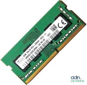 un gros plan d'un module RAM sur fond blanc