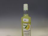 une bouteille de limonade posée sur un comptoir