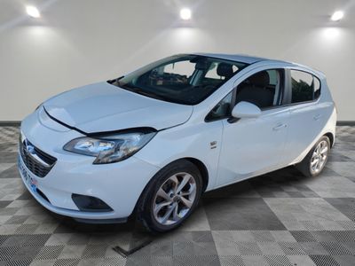 une Opel blanche garée dans une pièce au sol en damier