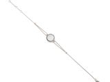 gros plan d'un bracelet sur fond blanc