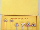 cinq panneaux de signalisation miniatures dans une boîte jaune