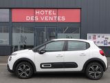 La voiture blanche est garée devant l'Hôtel des Ventes