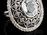 une bague ovale sertie d'une aigue-marine et de diamants, ornée de motifs en filigrane