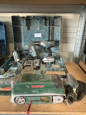 une machine verte posée sur une table