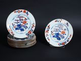 plusieurs assiettes empilées les unes sur les autres