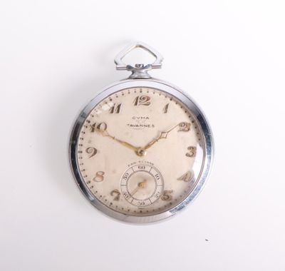 une montre de poche en argent posée sur une surface blanche