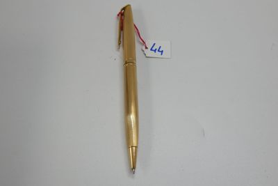 un stylo posé sur une surface blanche