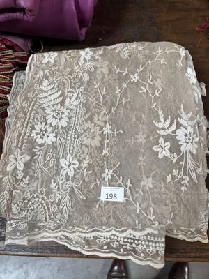 une table sur laquelle se trouvent de nombreux objets différents