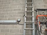 une échelle fixée au mur d'un immeuble