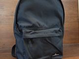 un sac à dos noir posé sur les marches d'un immeuble