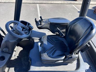une photo d'un tracteur équipé d'un système de direction et d'un volant