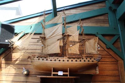 une maquette de bateau exposée dans un bâtiment