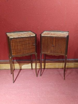 paire de tables de chevet de style « mid-century » avec des plateaux en osier