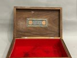 une vieille boîte en bois doublée de velours rouge à l'intérieur