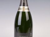 La bouteille de champagne est posée sur la table, prête à être dégustée.